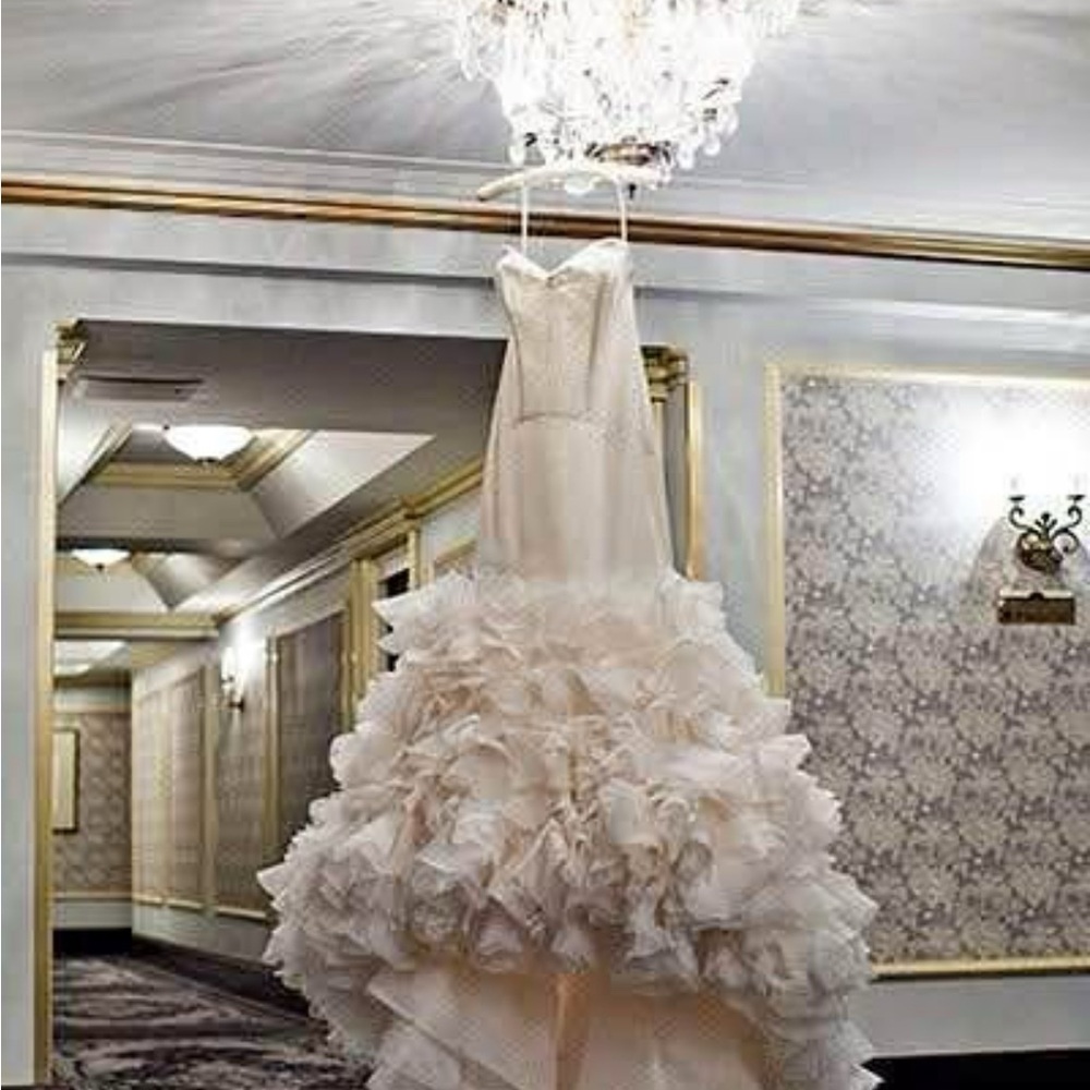 Vera Wang White Wedding Gown - Size 14 Bridal (Fits Like Street Size 10)